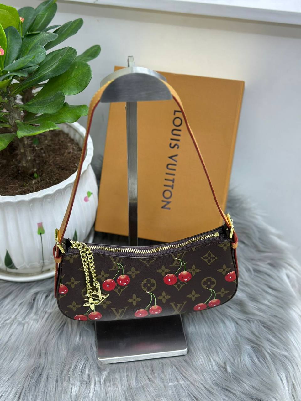 LV
SIZE  ……… 24CM🥰
85 dhs🪙🌨️

with BOX🌷
🎁🎁🎁

Zain244
♥️♥️♥️
