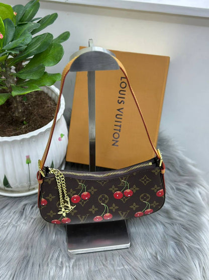 LV
SIZE  ……… 24CM🥰
85 dhs🪙🌨️

with BOX🌷
🎁🎁🎁

Zain244
♥️♥️♥️