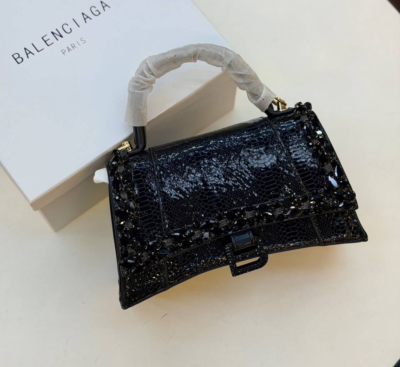 Balenciaga

150 dhs
With box

Zain175
♥️♥️♥️