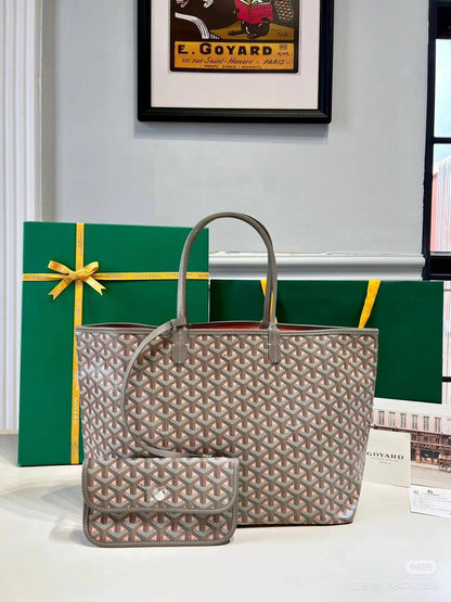 🌼 Goyard 
1️⃣ First quality 
Size : 46 * 27 cm
80 dhs✅

Zain115
♥️♥️♥️