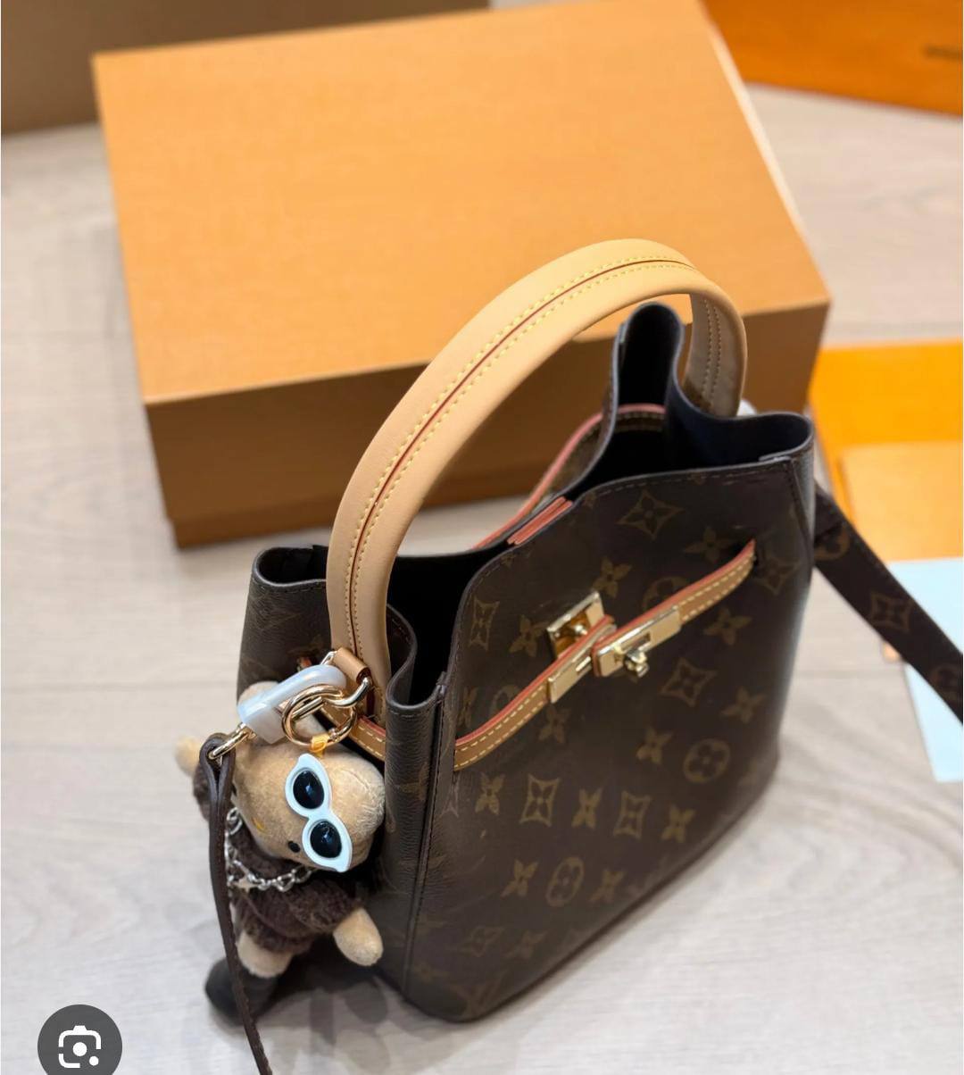 LV

AVAILABLE 

COPY ONE BAGS 

COMPLETEL DOUBLE BOX ☑️ 
120 DHS🇦🇪🇦🇪🇦🇪

Zain169
♥️♥️♥️
