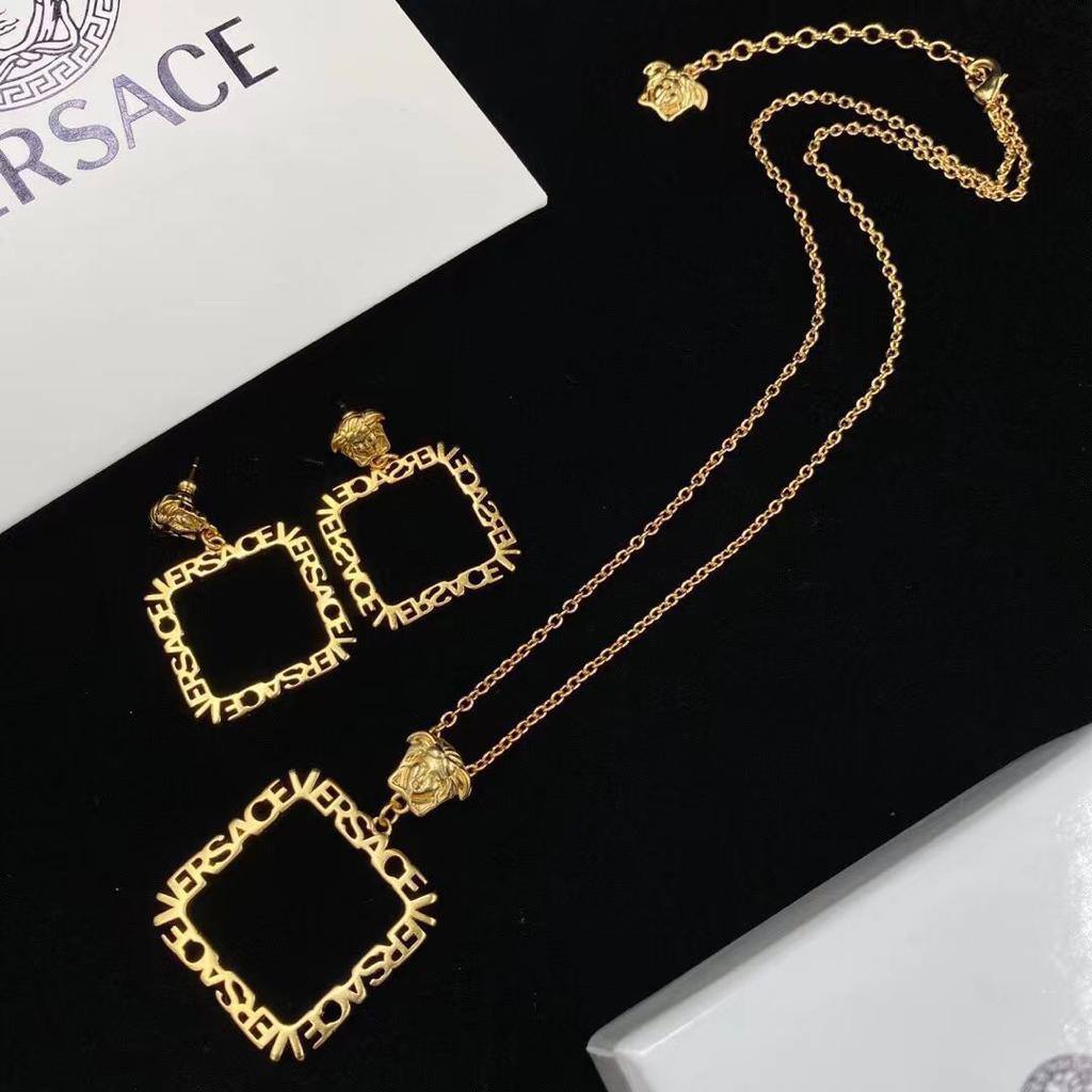 VERSACE SET 
MASTER✨💫
NECKLACE EARRINGS
WITH BOX AND PAPER BAG🛍️🎁
110 DHS💓

Zain89
♥️♥️♥️