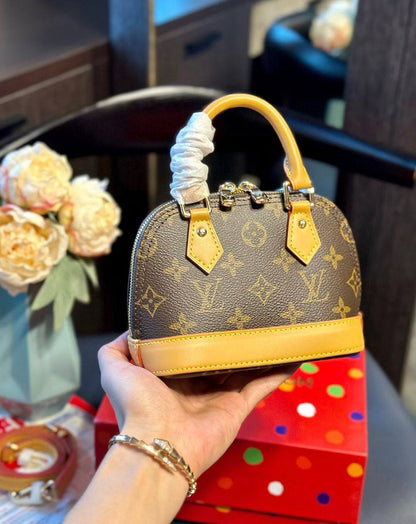 LV
100 dhs💓
SIZE：25cm
High-quality in box🎁

Zain35
♥️♥️♥️