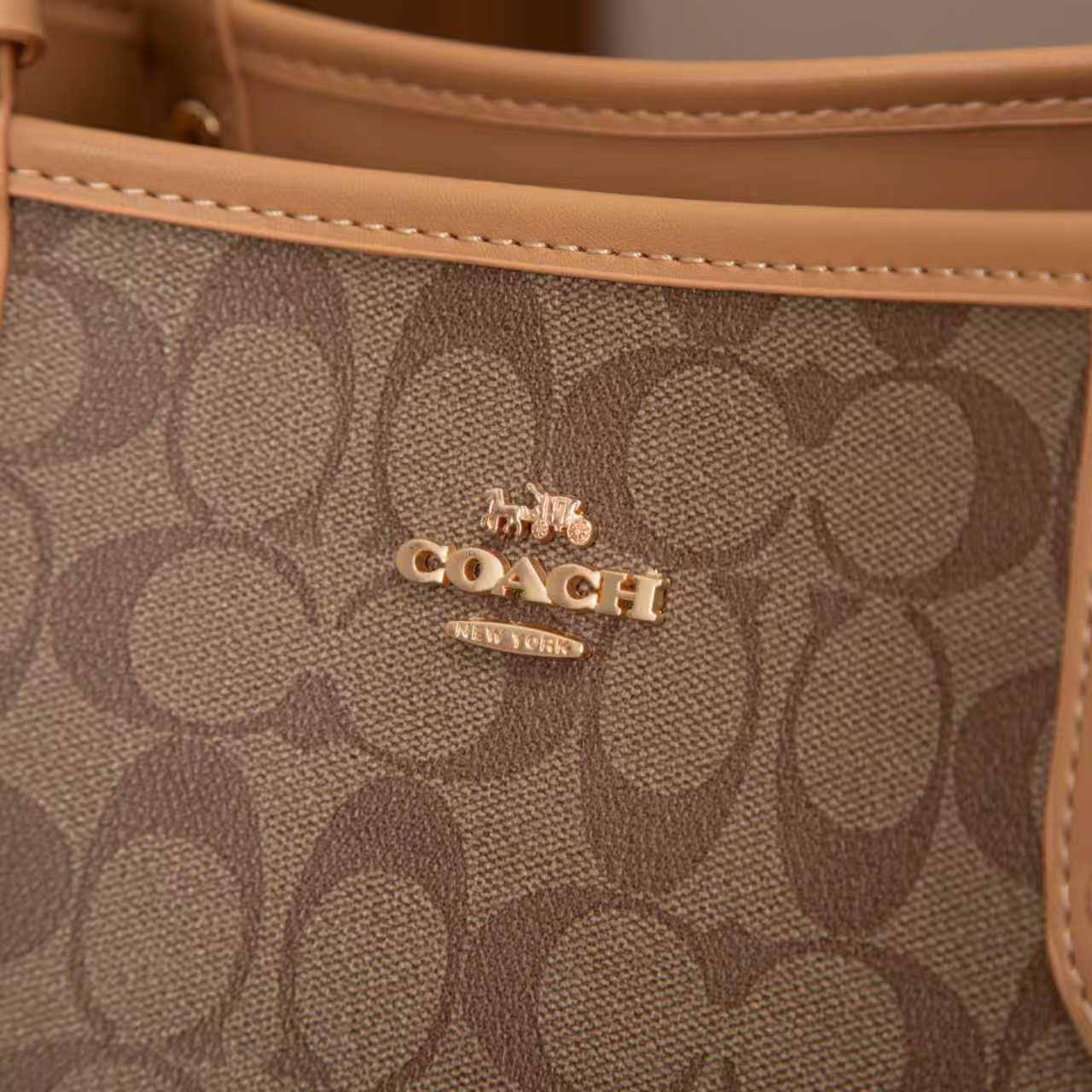 Coach
100 dhs❣️
2in1
Both sides are usable.

Zain07
♥️♥️♥️