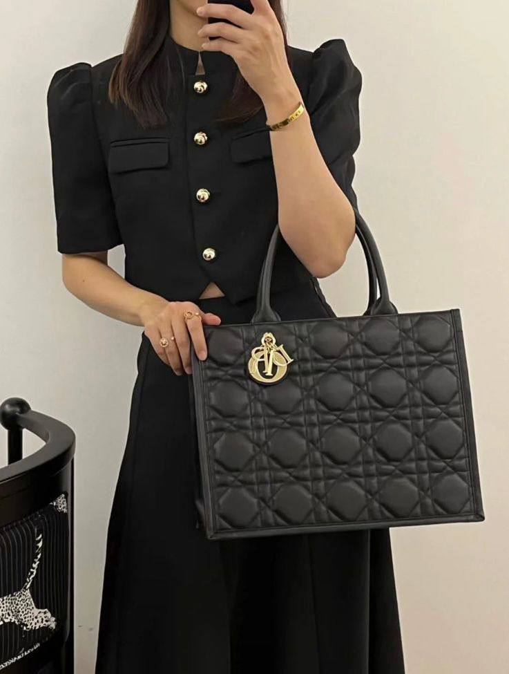 DIOR 
GOOD QUALITY
  MEDUIM SIZE 
90 dhs✅
36CM

Zain39
♥️♥️♥️