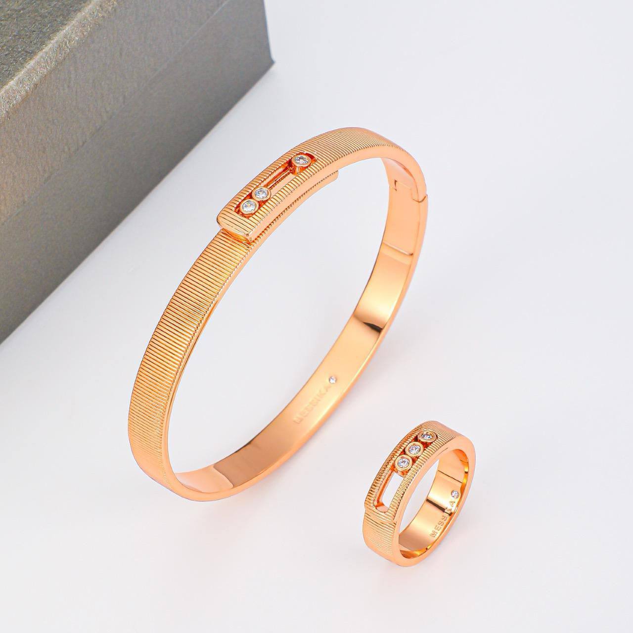 Messika 🦋*
Bangle 🌊
Ring 💍 size available 👇
6,7,8,9
With normal boxes 📦 
100 dhs🪙🌨️
With master box 🗃️ 
140 dhs🪙🌨️

Zain216
♥️♥️♥️