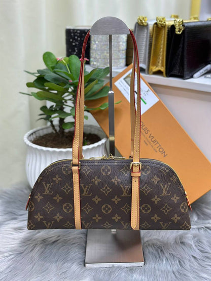 LV
SIZE  ……… 32CM 🥰
95 dhs🪙🌨️
with box🌷

Zain244
♥️♥️♥️