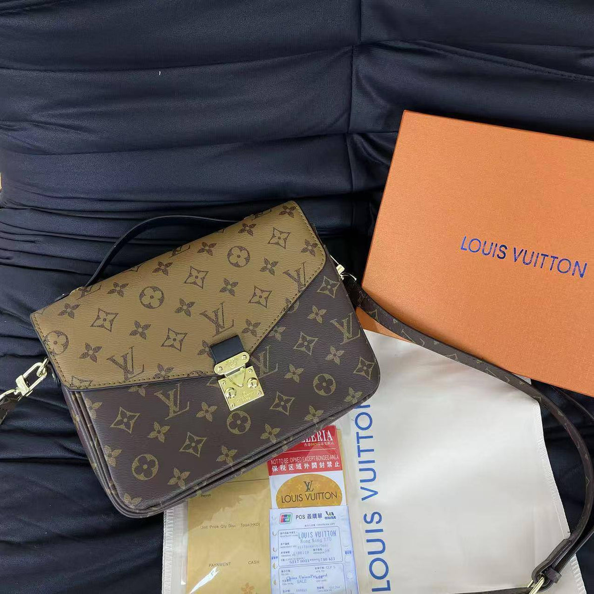 LV

25*19*8 cm

With box
95 dhs🇦🇪🇦🇪
Zain17
♥️♥️♥️