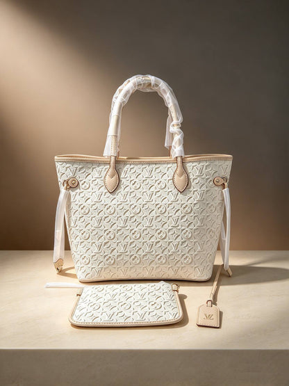 LV
best quality 

with box

125 dhs🇦🇪🇦🇪🇦🇪

size41CM
Zain290
♥️♥️♥️