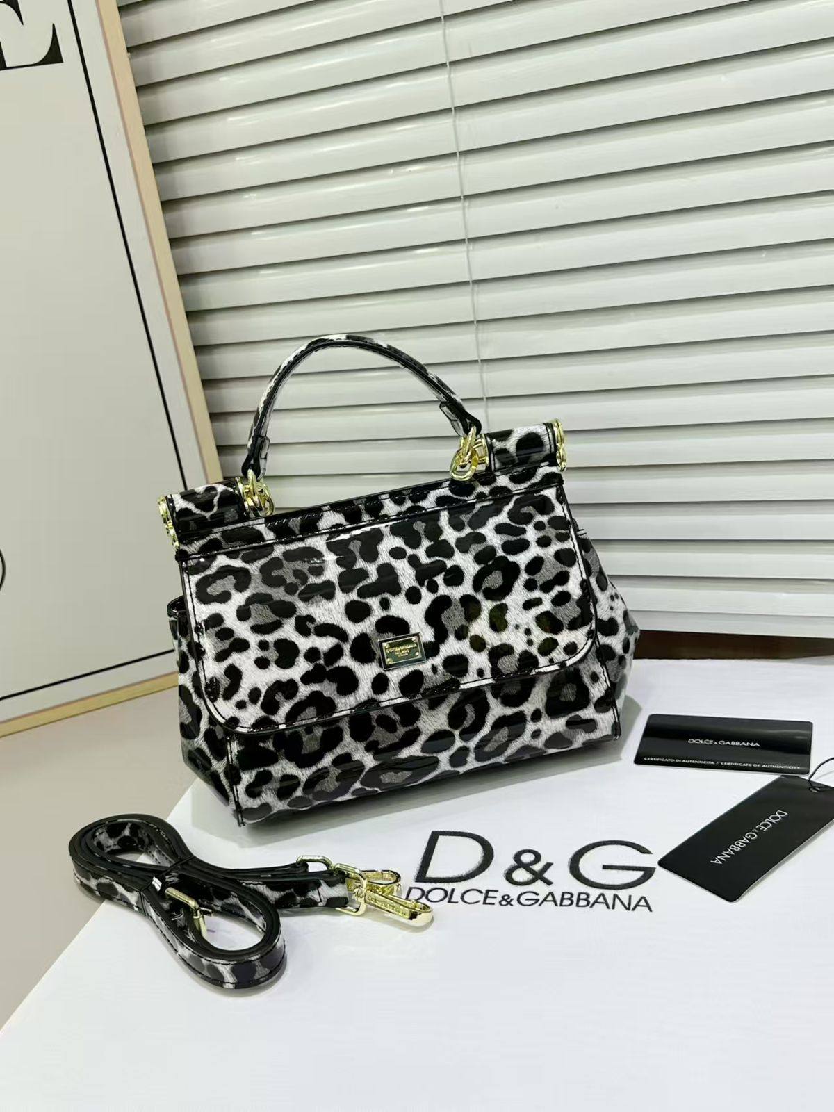 D&G

with box
🎁🎁🎁

100 dhs🪙🌨️

Zain143
♥️♥️♥️