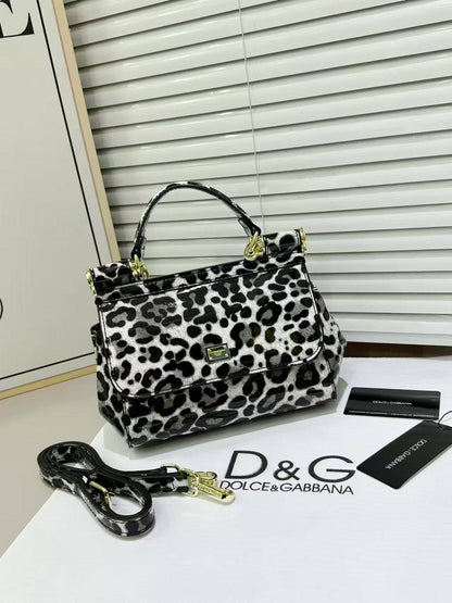 D&G

with box
🎁🎁🎁

100 dhs🪙🌨️

Zain143
♥️♥️♥️