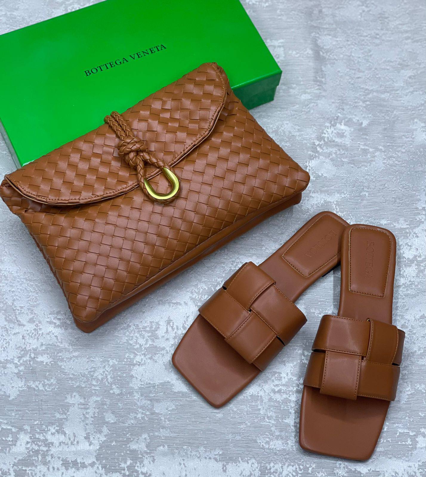 Bottega
Bag&shoes.   Set. 

150 dhs🗽
Size 36 to 41

Zain175
♥️♥️♥️