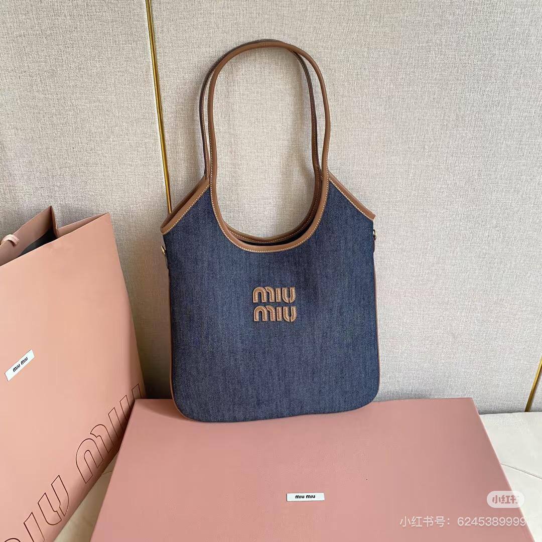 Miu Miu      

Size ：35×40cm

95 dhs🪙🌨️

Zain04
♥️♥️♥️