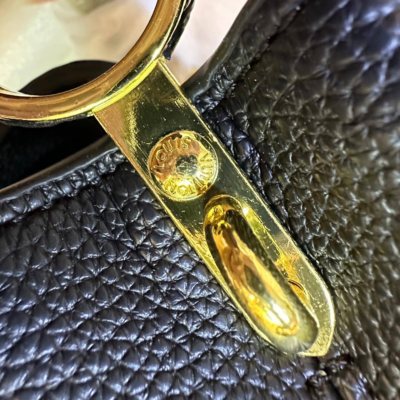 LOUIS VUITTON 

NEW CAME 

HIGH QUALITY 

WITH BOX 

110 DHS🇦🇪🇦🇪
Zain295
♥️♥️♥️