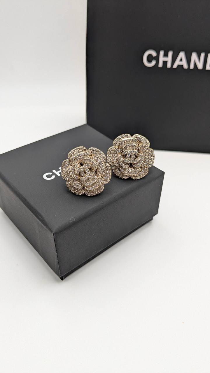 Chanel
*Master Quality* 
*Earrings*
75 dhs❤️ with Normal Box 🎁 
90 dhs❤️ with Master Box 🎁

Zain210
♥️♥️♥️