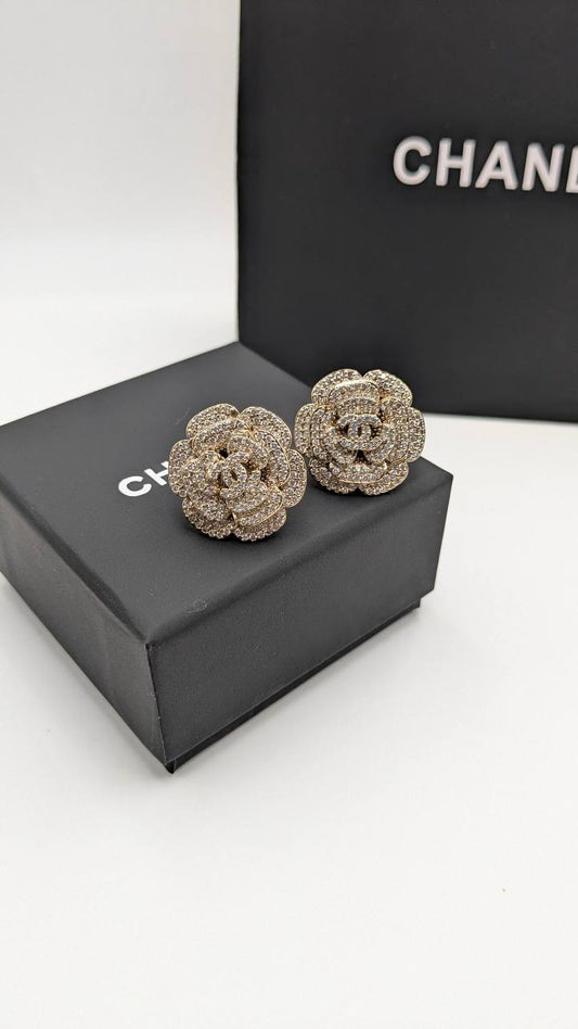 Chanel
*Master Quality* 
*Earrings*
75 dhs❤️ with Normal Box 🎁 
90 dhs❤️ with Master Box 🎁

Zain210
♥️♥️♥️