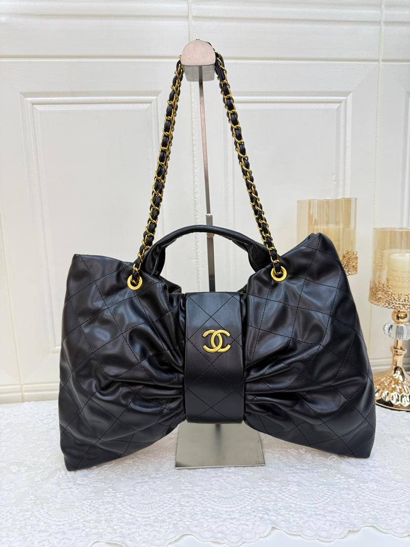 Chanel
95 dhs🌺
size 43×4×32cm

Zain42
♥️♥️♥️