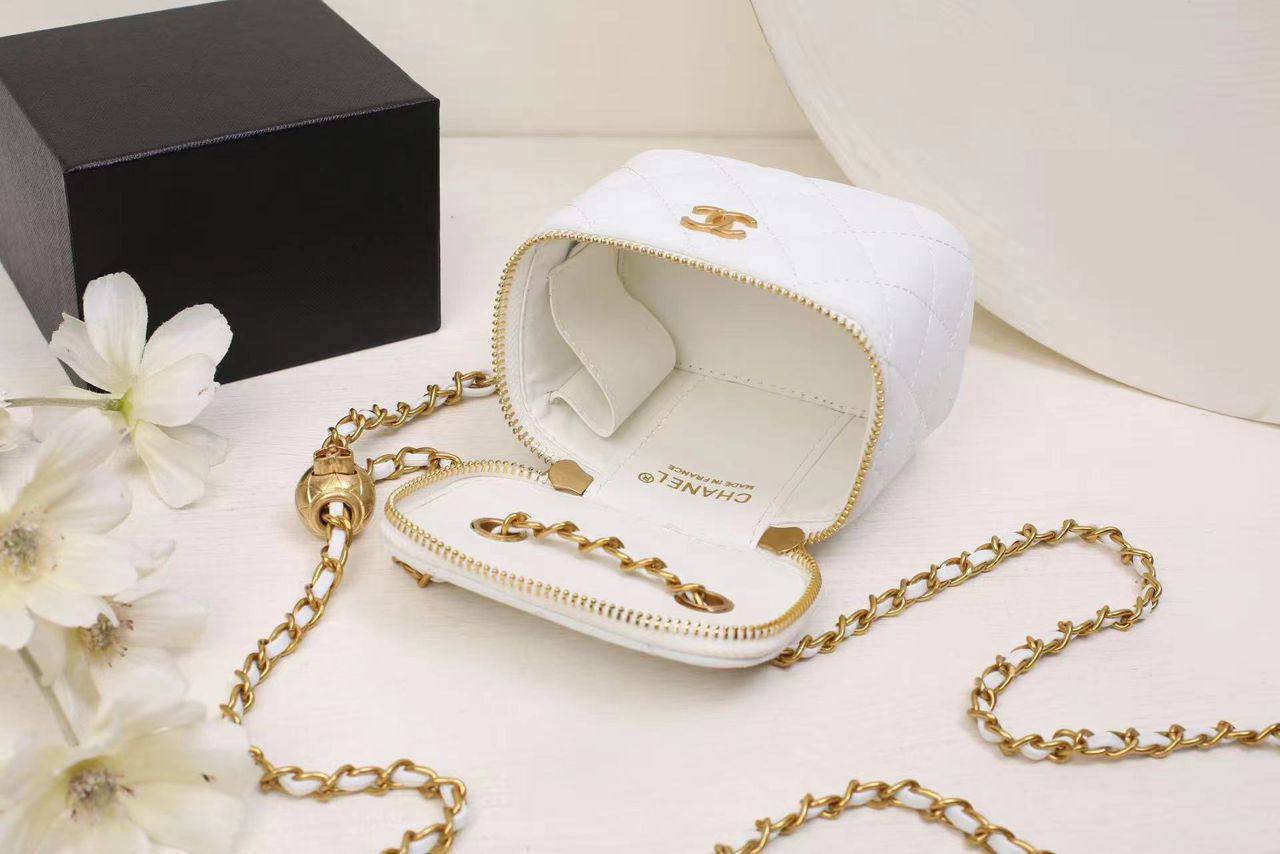 Chanel 
90 dhs✅
with box
🎁🎁🎁

size 12×8×10cm

Zain42
♥️♥️♥️