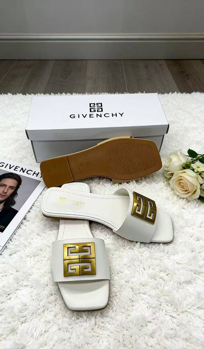 Givenchy
Slippers Sizes 
36-41 
60 dhs🇦🇪

Zain232
♥️♥️♥️