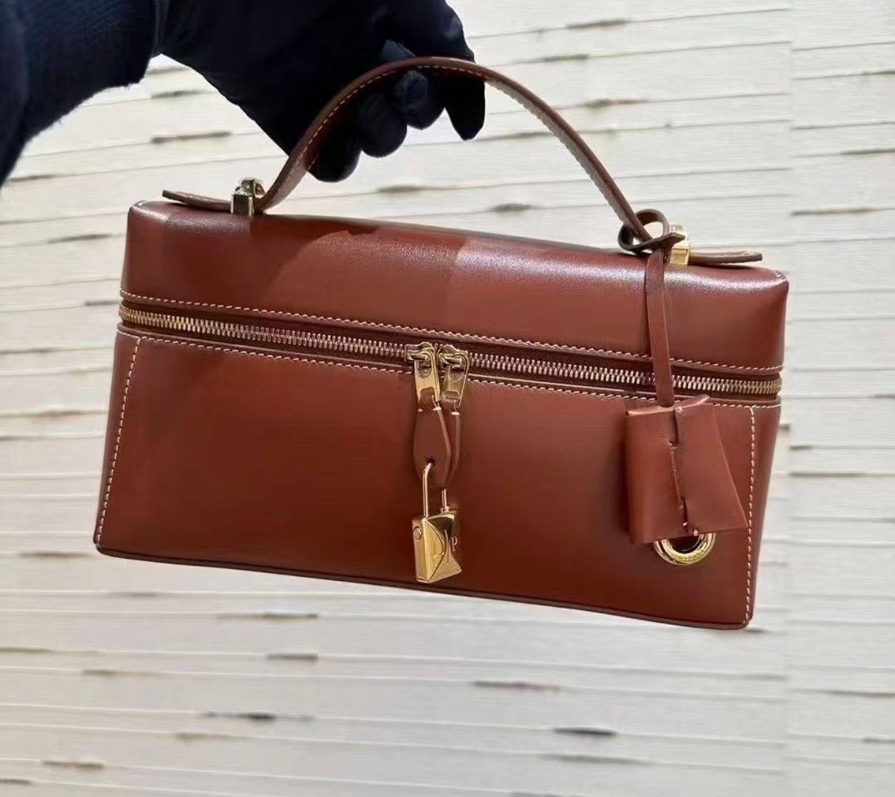 Loro Piana
90 dhs🇦🇪
SIZE：19cm
High-quality 

with box🎁🎁🎁

Zain35
♥️♥️♥️