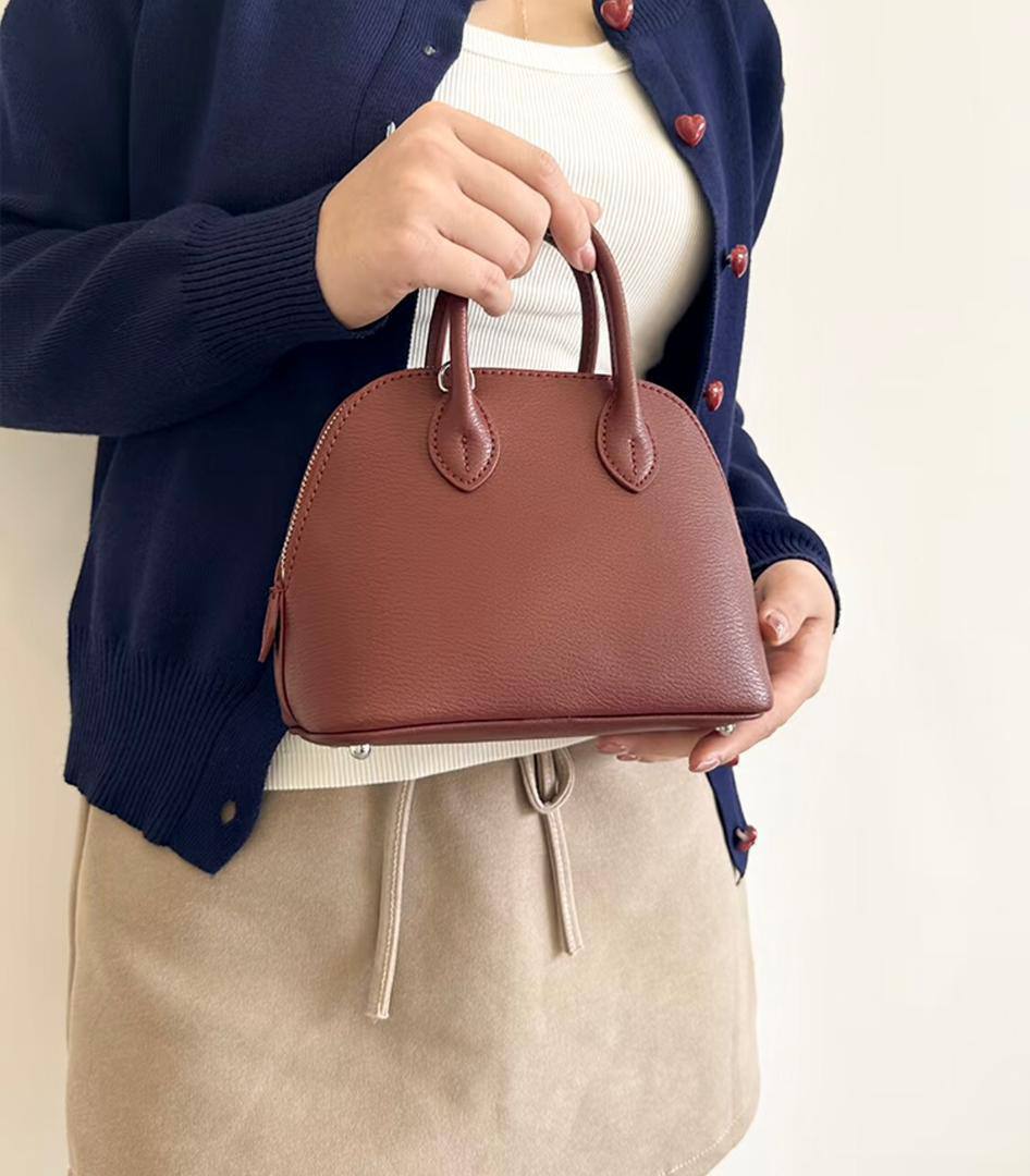 Hermes 
small 
90 dhs🪙🌨️
size 18×18×9×14cm

big
95 dhs🪙🌨️
size 26×9×19cm

with box
🎁🎁🎁

Zain42
♥️♥️♥️