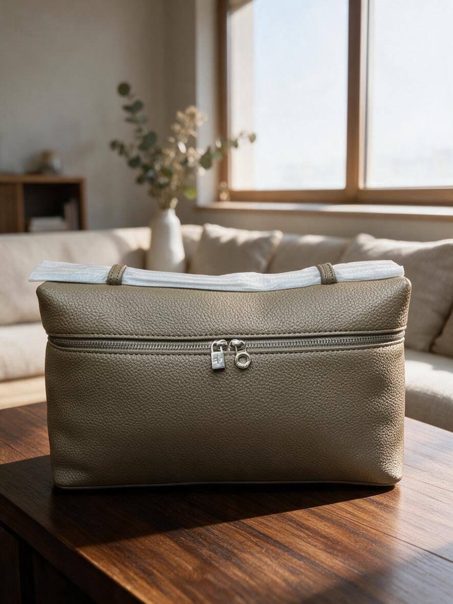 LORO PIANA

Best quality
 with box
95 dhs🇦🇪🇦🇪

size 27CM

Zain290
♥️♥️♥️