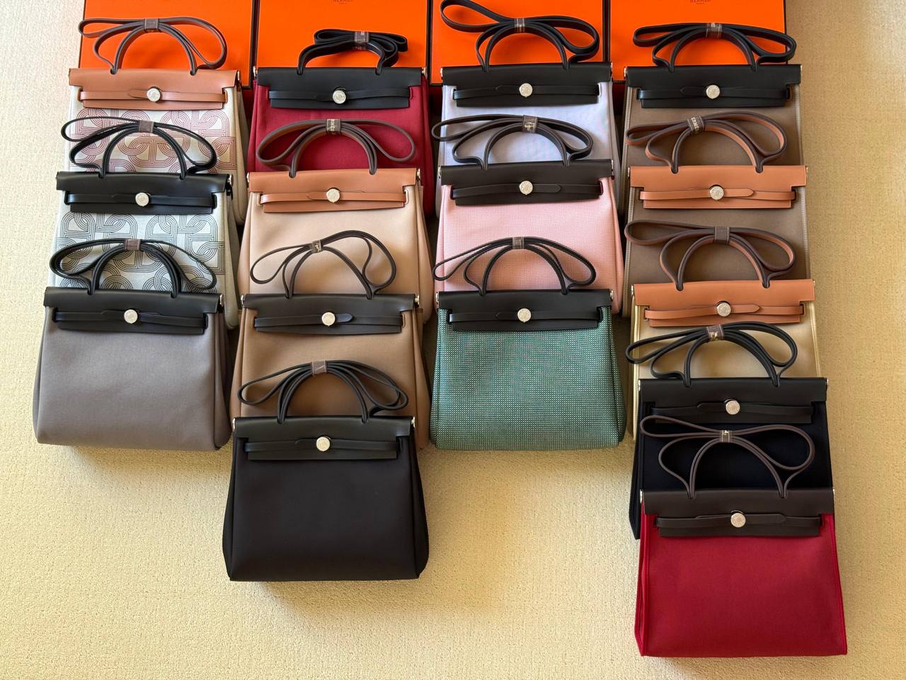 Hermes

Herbag 31cm💕master quality
😍with box❤️
🎁🎁🎁

590 dhs❤️

Zain52
♥️♥️♥️