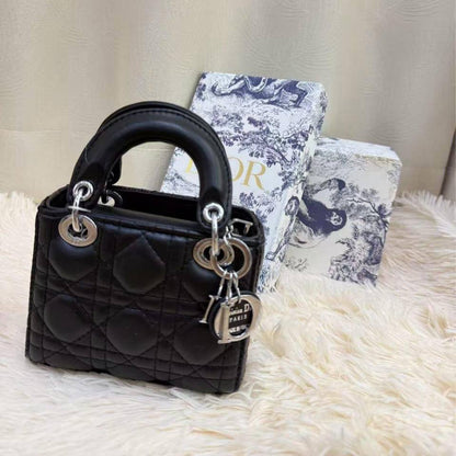 DIOR MINI SIZE 

 WITH BOX 
🎁🎁🎁

110 dhs✅
SIZE: 14 cm

Zain295
♥️♥️♥️