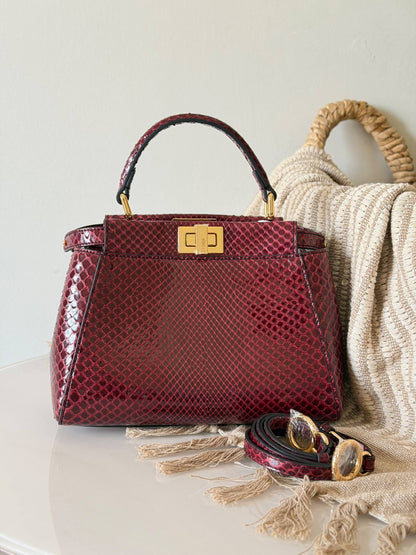 Fendi. Peekaboo 
Snake leather 
Size :23 cm

For Price 👇 WhatsApp✅
0568585901 
0507557372
0552275751 Owner Zain 👌

Zain315
♥️♥️♥️