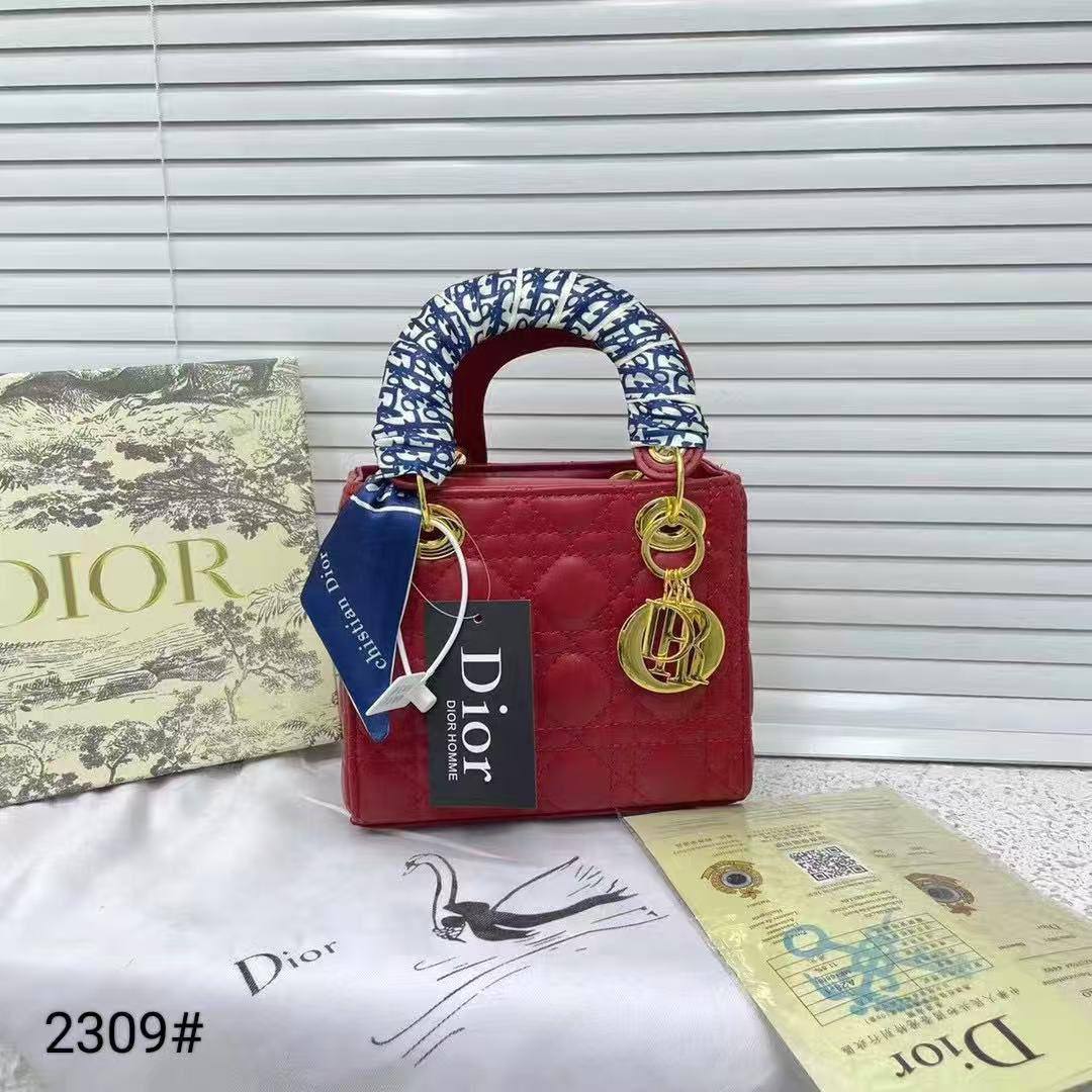 Dior
17.*15*10 cm
With box 
90 dhs🇦🇪🇦🇪

Zain17
♥️♥️♥️