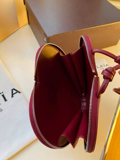 Alaia Le Cœur bag
*Size 21 cm*
For Price 👇 WhatsApp✅
0568585901 
0507557372
0552275751 Owner Zain 👌

Zain274
♥️♥️♥️