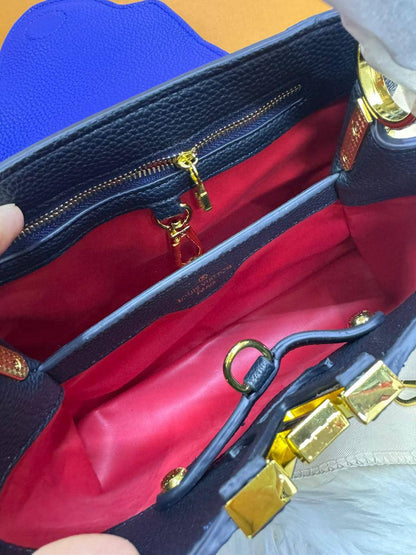 LV Capitalcines 

Finish quality +box🎁

Size : 27 * 19 cm
95 dhs🇦🇪🇦🇪

 with box🎁

Zain115
♥️♥️♥️