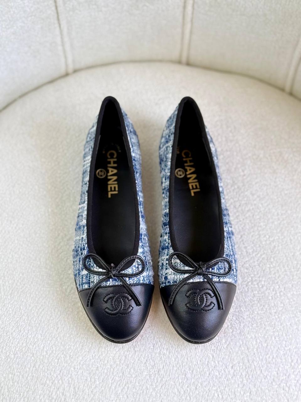 Chanel
Super *AAA* *+* Quality 💯 
With original packing🎁🎁
SIZE:36and42
450 dhs🖤

Zain309
♥️♥️♥️