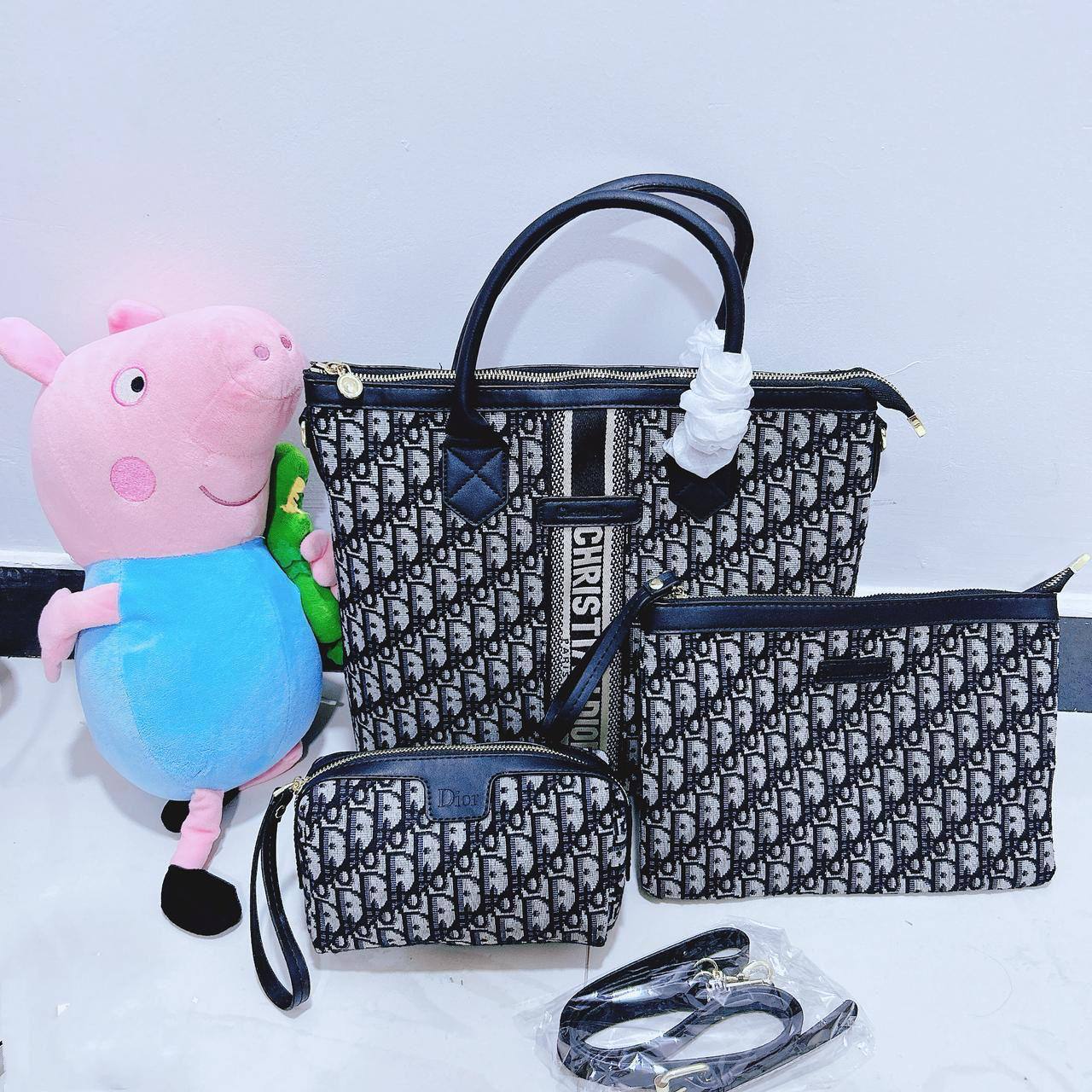 LV - Dior
3in1
95 dhs🪙🌨️

Zain17
♥️♥️♥️