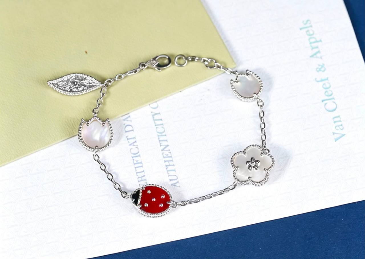 60 DHS🇦🇪🇦🇪
 VCA💫✨
 BRACELET
WITH BOX AND PAPER BAG🛍️🎁

Zain89
♥️♥️♥️