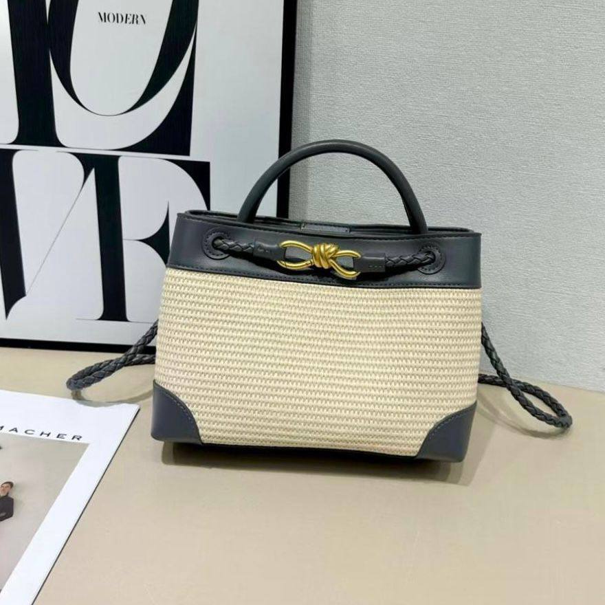 BOTTEGA VENETA 
GOOD QUALITY 

WITH BOX  
🎁🎁🎁

120 dhs✅
SIZE: 25cm

Zain39
♥️♥️♥️