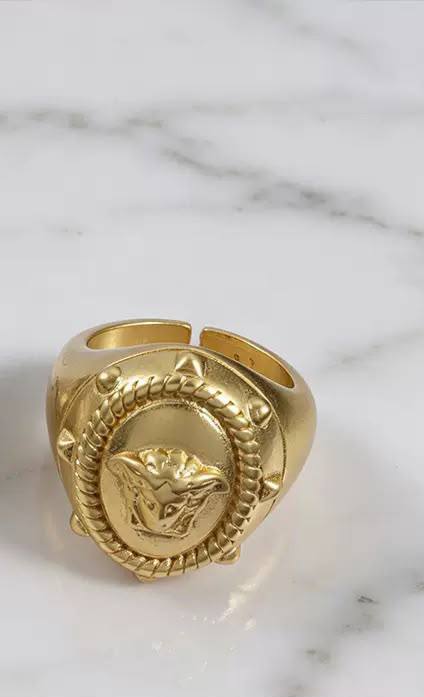 VERSACE ❤️‍🔥*
Ring 💍 
Free size 💥
Master quality 💯
With normal boxes 🗃️ 
45 dhs💓

Zain216
♥️♥️♥️
