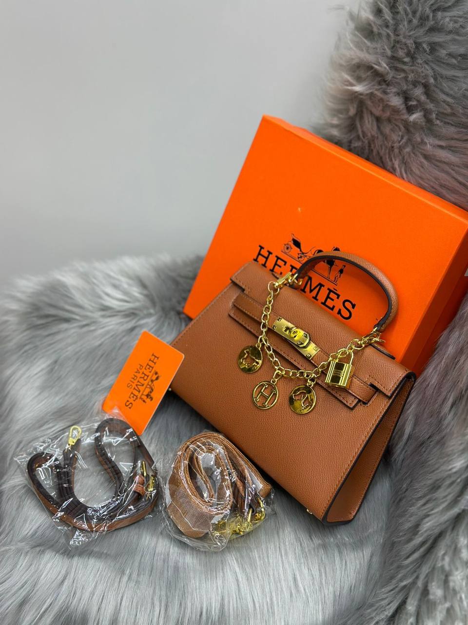 HERMES
SIZE……….  22  CM🌷
90 dhs🪙💕

with BOX✅

Zain51
♥️♥️♥️