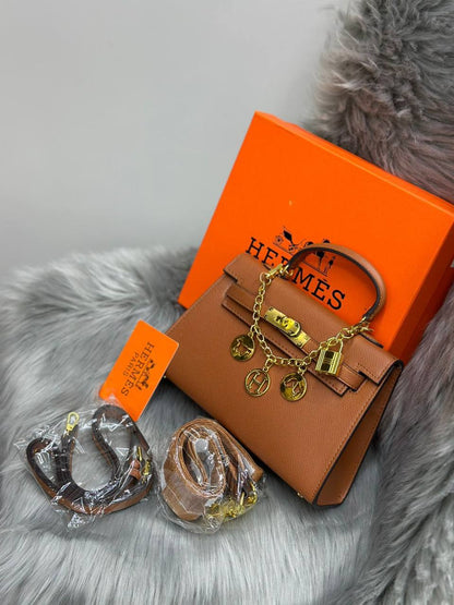 HERMES
SIZE……….  22  CM🌷
90 dhs🪙💕

with BOX✅

Zain51
♥️♥️♥️