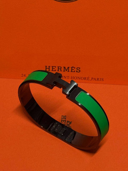 Hermes ❤️‍🔥*
Bangle ✨
Master quality 💯
Size 17,19,21
With normal boxes 📦 
55 dhs💓
With master box 🗃️ 
65 dhs💓

Zain216
♥️♥️♥️