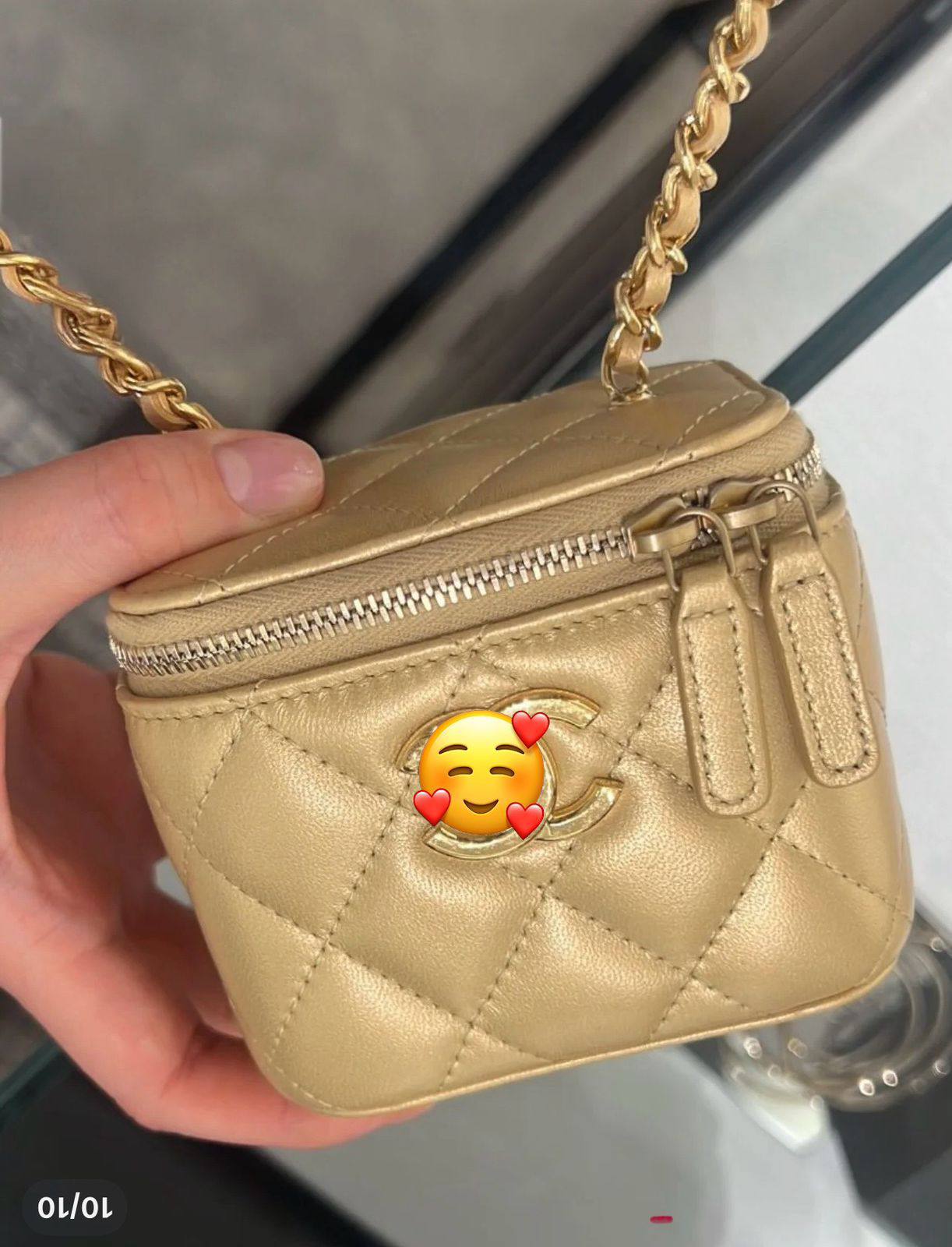New Chanel mini cosmetic bag, good quality, 

comes with box, 
🎁🎁🎁

size...13* 10cm
90 dhs🪙🌨️

Zain12
♥️♥️♥️