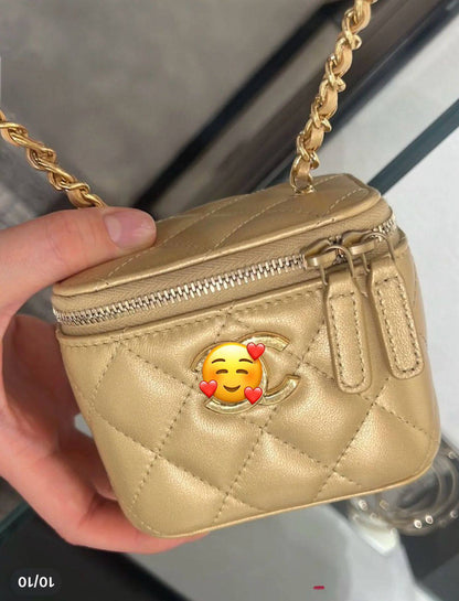 New Chanel mini cosmetic bag, good quality, 

comes with box, 
🎁🎁🎁

size...13* 10cm
90 dhs🪙🌨️

Zain12
♥️♥️♥️