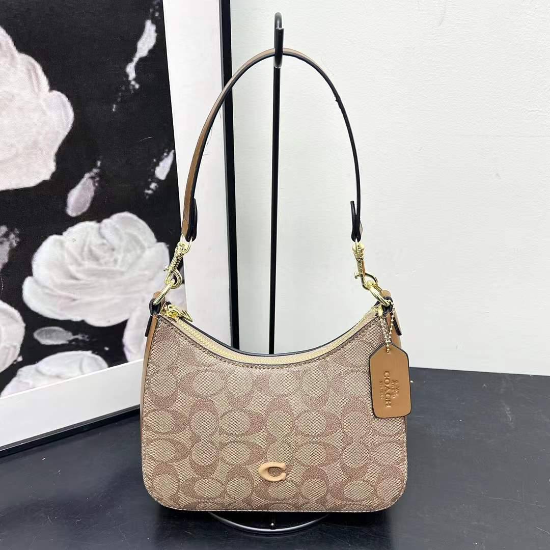 Coach 

65 dhs✅

Zain232
♥️♥️♥️
