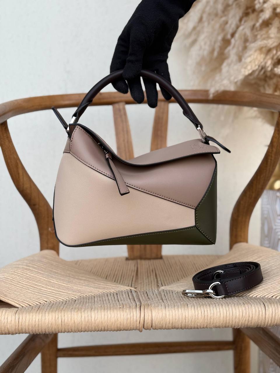 LOEWE

24cm
370 dhs💓

Top quality 

With box🎁

Zain167
♥️♥️♥️