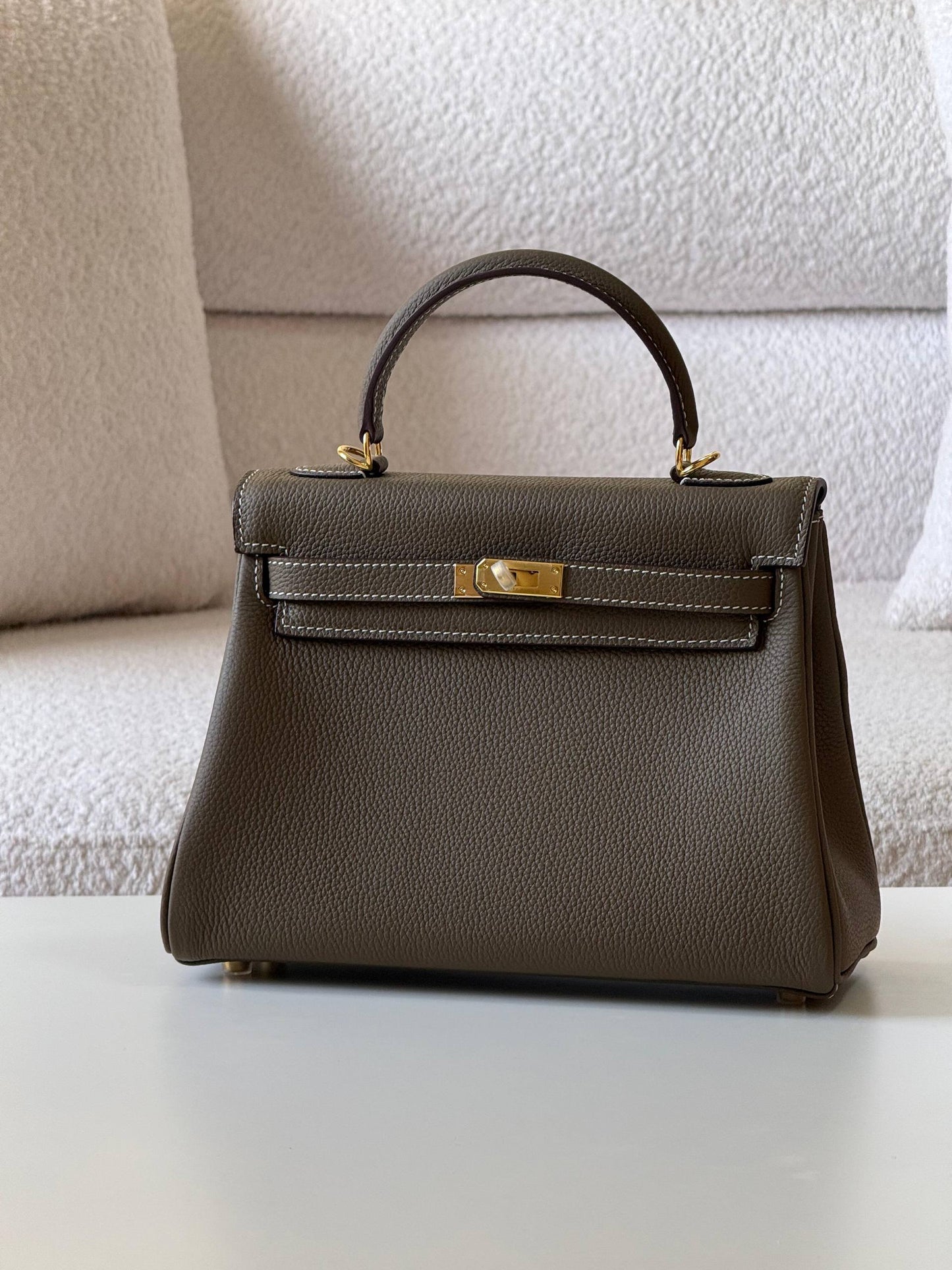 Hermes

kelly 25cm💕

master quality😍with box❤️
🎁🎁🎁

400 dhs❤️💚❤️

Zain52
♥️♥️♥️