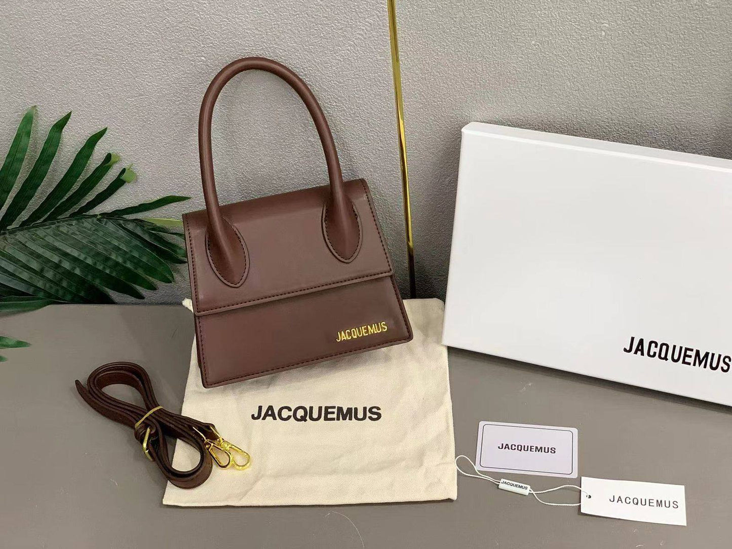 JACQUEMUS
SIZE  ………19CM 🥰
95 dhs❣️
with BOX🌷

Zain51
♥️♥️♥️