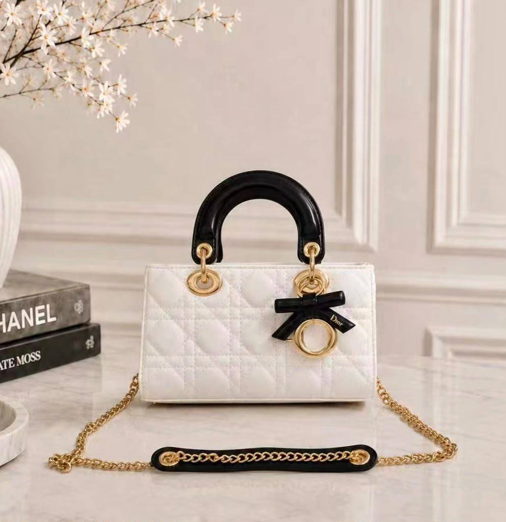 DIOR 

NEW CAME 

HIGH QUALITY 

WITH BOX 
135 dhs🇦🇪🇦🇪

Zain295
♥️♥️♥️