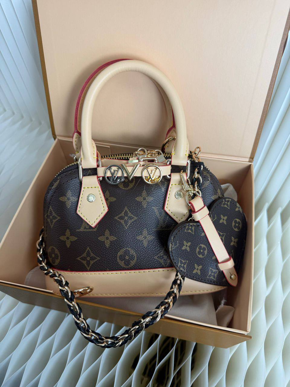 LV
110 dhs✅

with box
🎁🎁🎁

size 20×10×13cm

Zain42
♥️♥️♥️
