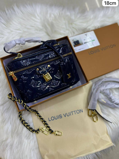 🌟 LV Vanity
1️⃣ First quality +🎁
Size :  18 * 12 cm
85 dhs✅
with box🎁

Zain115
♥️♥️♥️