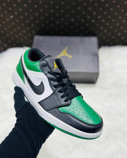 Jordan 1 Low 
Sizes 36-46 
150 dhs🪙💕

Zain232
♥️♥️♥️
